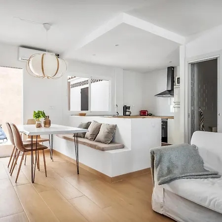 펜션 Sunny Townhouse With Terrace In 네르하