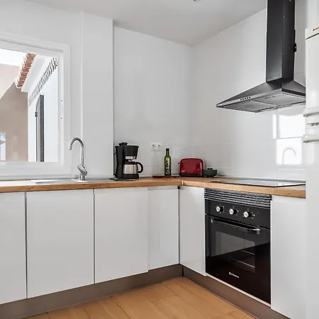 펜션 Sunny Townhouse With Terrace In 네르하