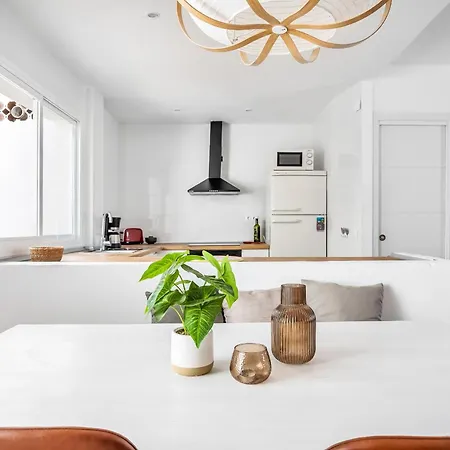 펜션 Sunny Townhouse With Terrace In