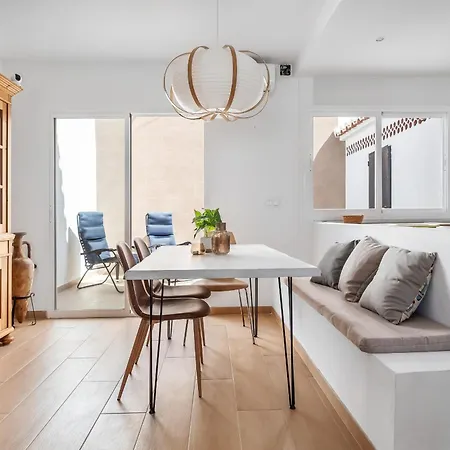 Sunny Townhouse With Terrace In 펜션