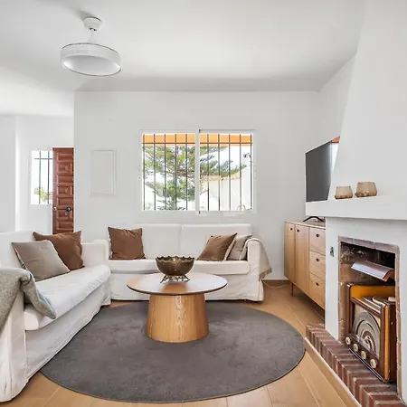 Sunny Townhouse With Terrace In 네르하
