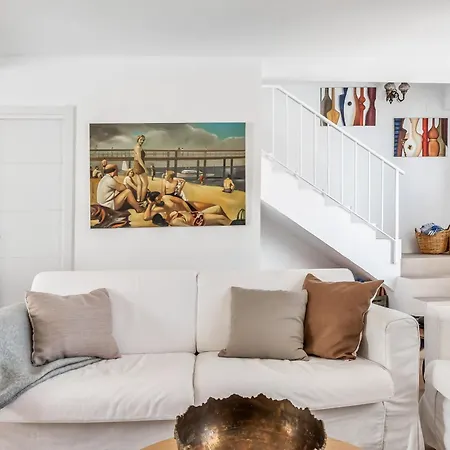 펜션 Sunny Townhouse With Terrace In *