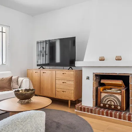 펜션 Sunny Townhouse With Terrace In *