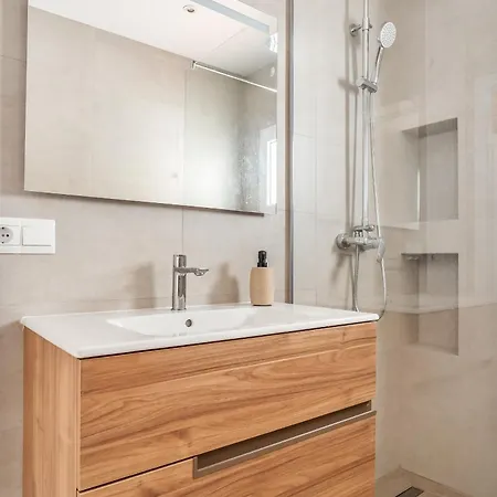 Sunny Townhouse With Terrace In 네르하