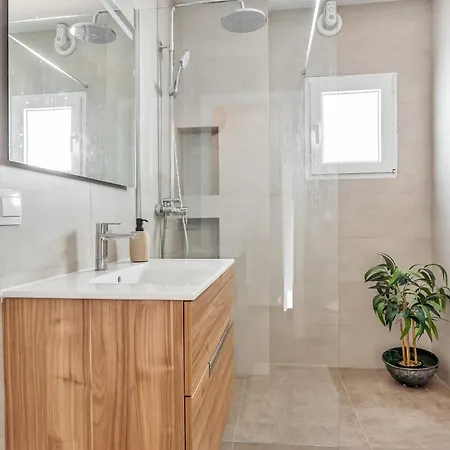 펜션 Sunny Townhouse With Terrace In