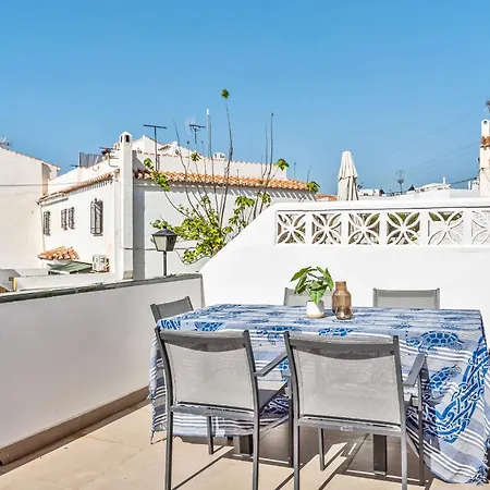 펜션 Sunny Townhouse With Terrace In 네르하