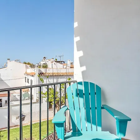 Sunny Townhouse With Terrace In 네르하