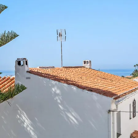 펜션 Sunny Townhouse With Terrace In *