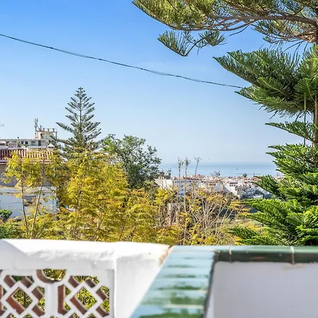 펜션 Sunny Townhouse With Terrace In 네르하