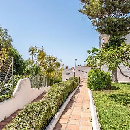 펜션 Sunny Townhouse With Terrace In *